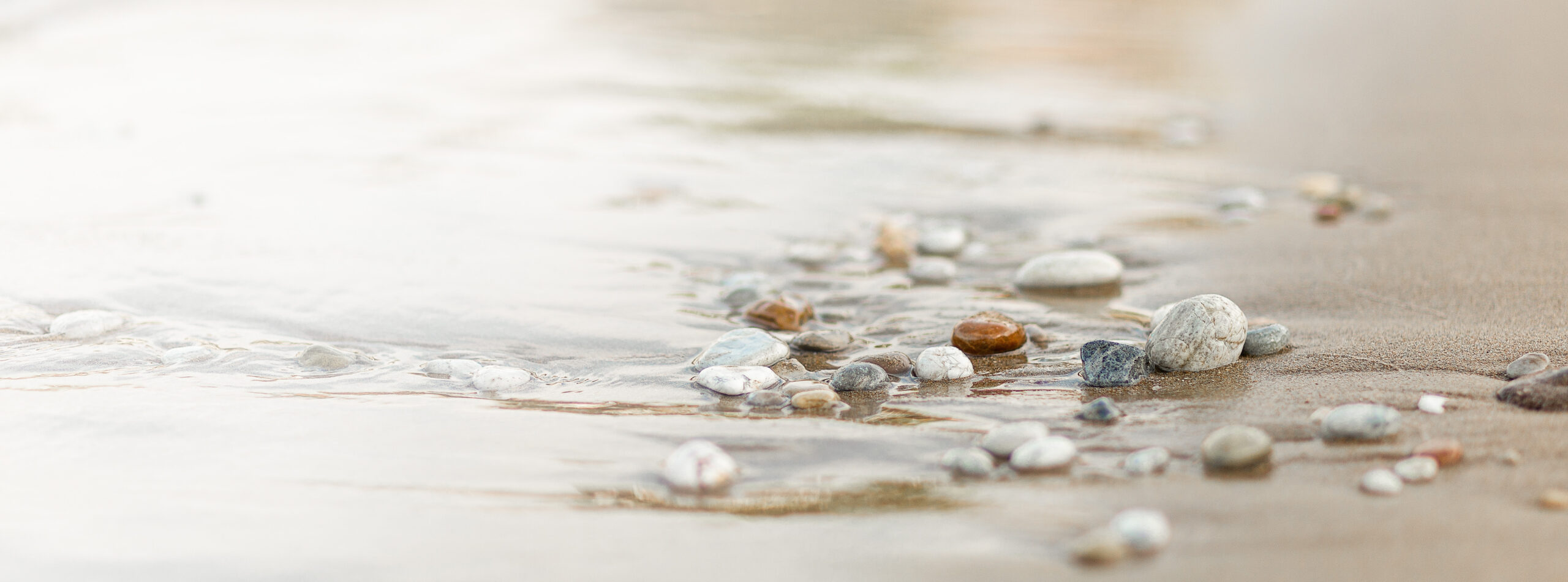 Cailloux dans l'eau – symbole de calme et de sérénité