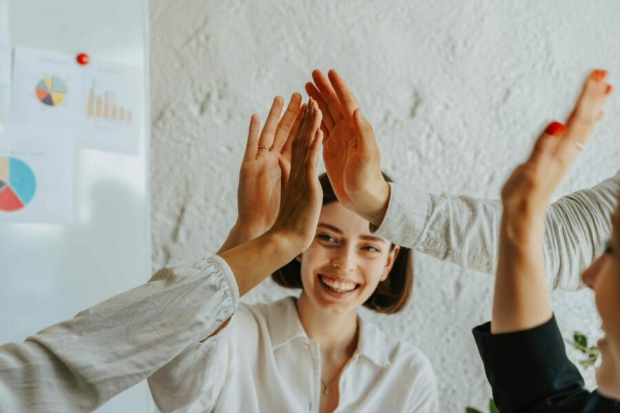 bonne ambiance au travail pour montrer l'effet positif sur la santé et le bien être de la sophrologie au travail