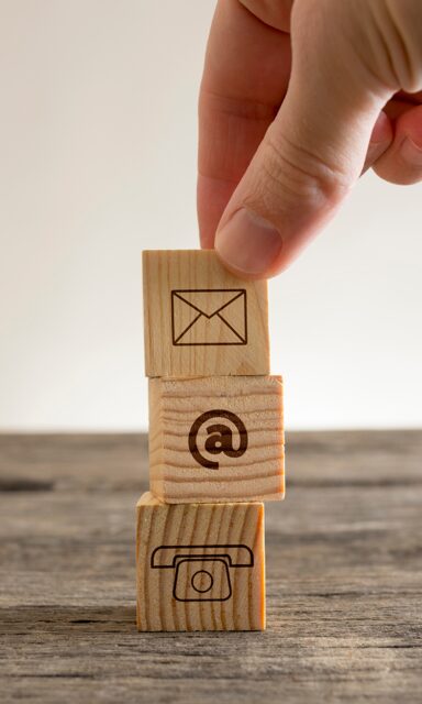 Symbole de contact – cubes en bois avec arobase et adresse mail pour joindre le cabinet de sophrologie à Andernos-les-Bains