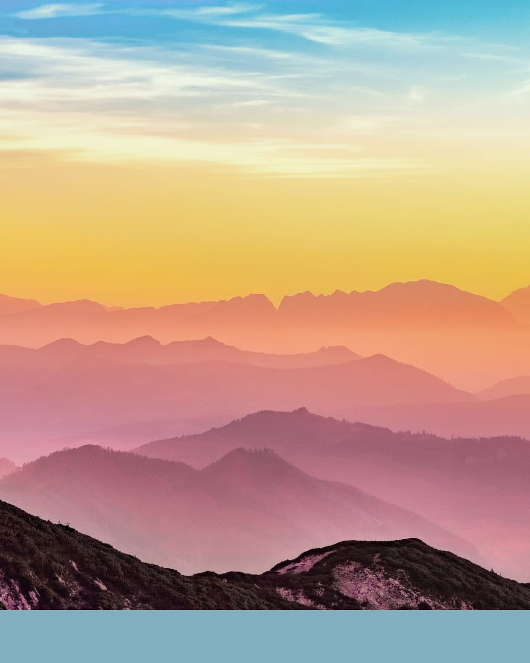Montagne au coucher du soleil avec dégradé de couleurs douces – image apaisante liée à la sophrologie et au sommeil à Andernos-les-Bains