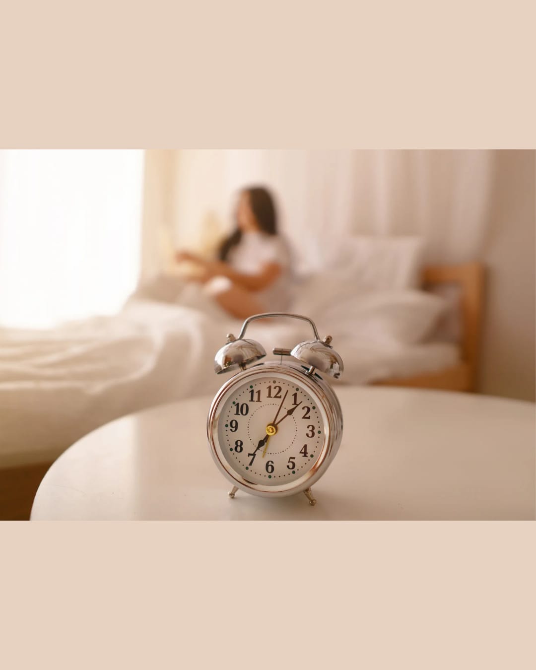 "Réveil et femme dans son lit – image symbolisant les troubles du sommeil, sophrologie à Andernos"